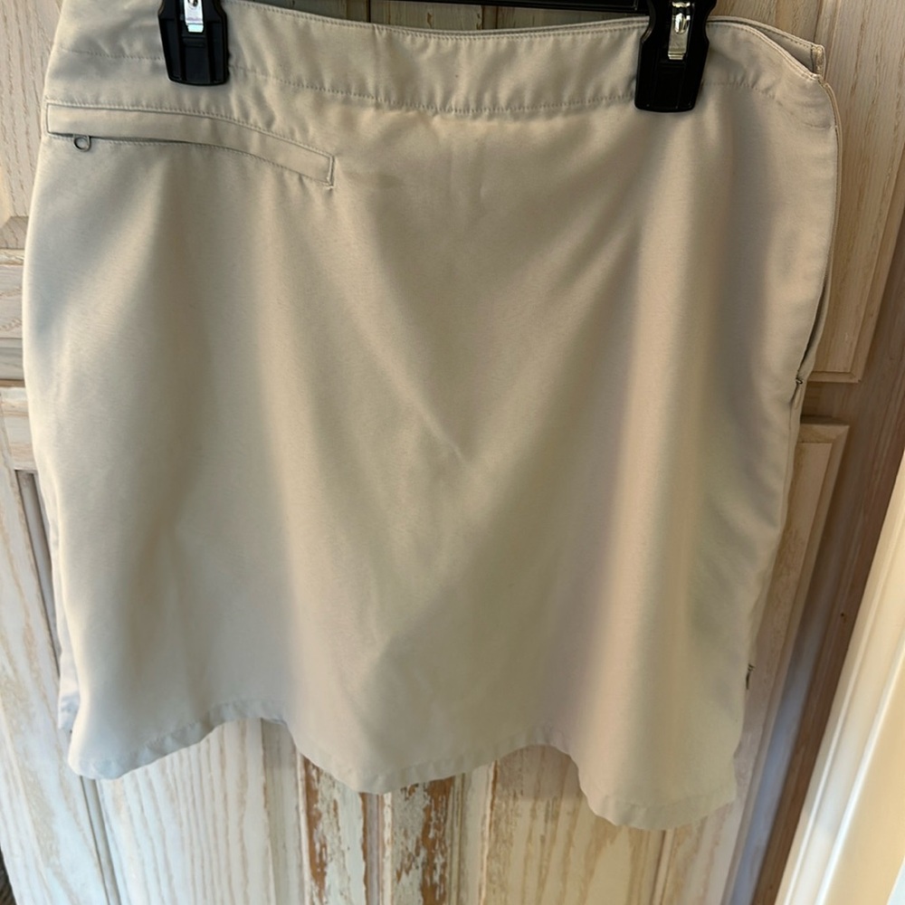 Hiking skort. Side zip at the bottom on both sides